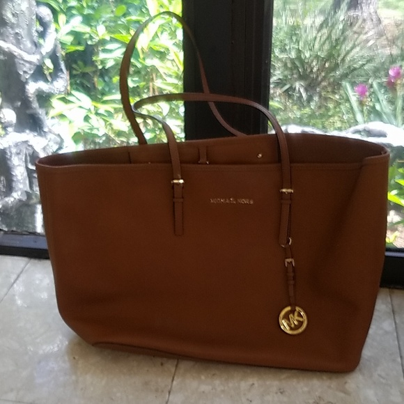 Michael Kors Handbags - Michael Kors Caramel Tan Large Jetsetter Purse